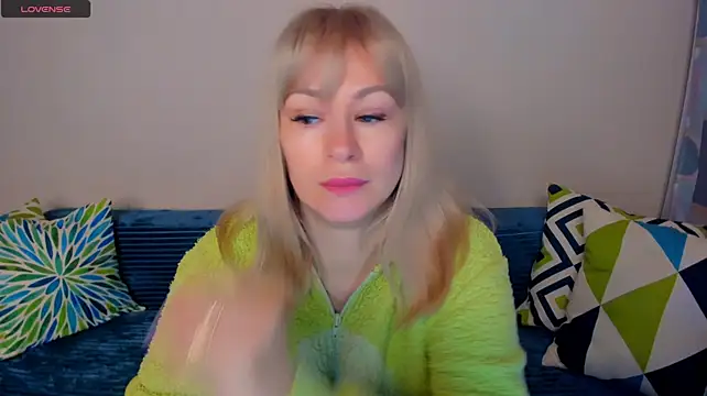 EllenMoore live cam on StripChat