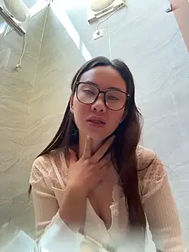 Yioyio-666 live cam on StripChat