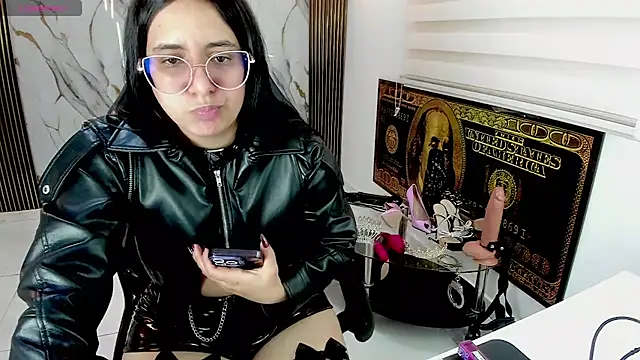 queen_findom1 strap on private chat