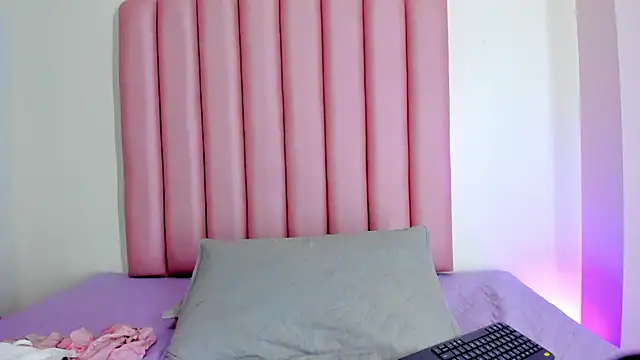 LauAllYours_ live cam on StripChat