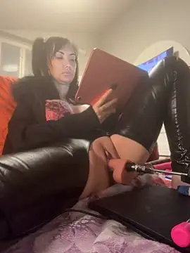KiraRebyt live cam on StripChat