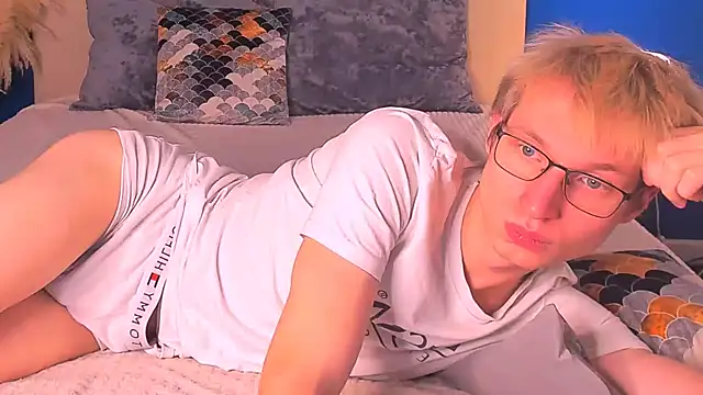 ADRIAN_LUKS live cam on StripChat