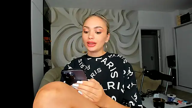 HaleySweet18 live cam on StripChat