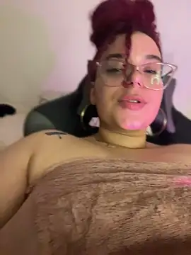 Leyah__ live cam on StripChat