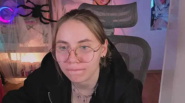 _annastark_ (F young) - flash boobs