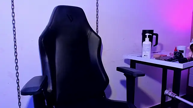 klhoe_boobs