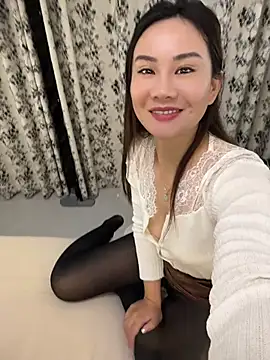 Yioyio-666 live cam on StripChat