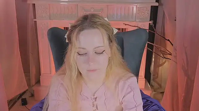 lisa_everly (F young) - suck fingers close to cam