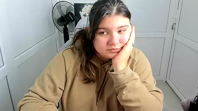 PhoenixFly live cam on StripChat