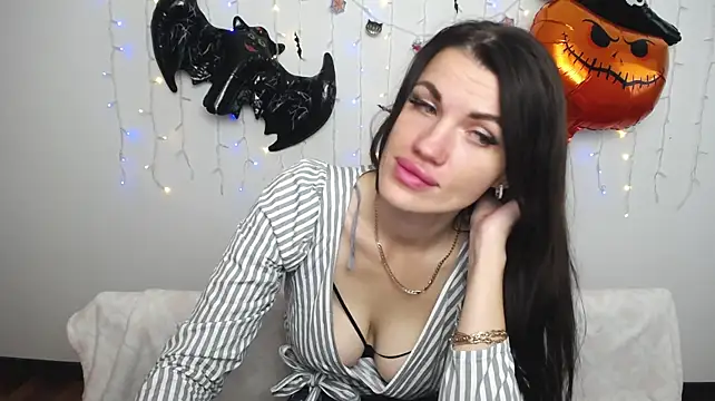 MilaLoona webcam