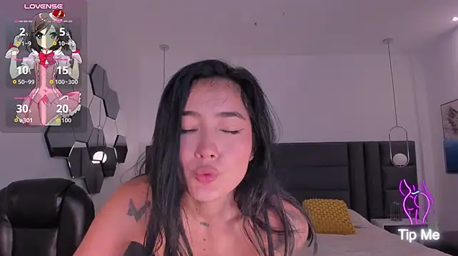 LuanaNakamura live cam on StripChat