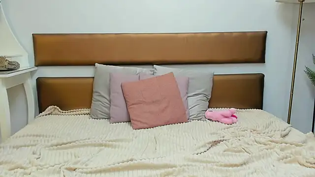 MissYvie live cam on StripChat