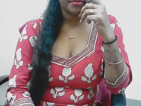 LovingPihu live cam on StripChat