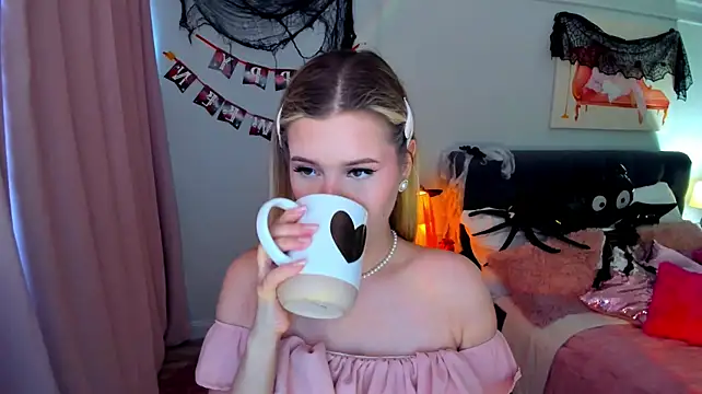 FollowLovee live cam on StripChat