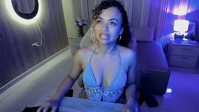 CurlyMamii webcam