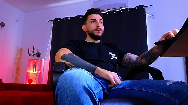 MightyAaron66 live cam on StripChat