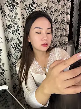 Yioyio-666 live cam on StripChat