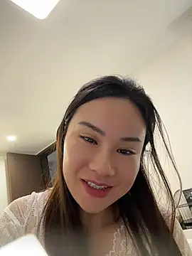 Yioyio-666 live cam on StripChat
