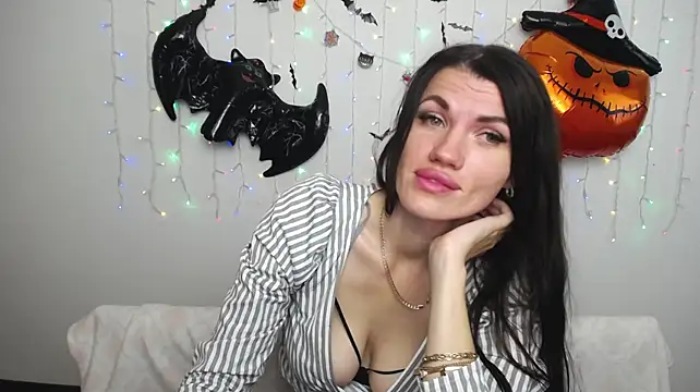 MilaLoona live cam on StripChat