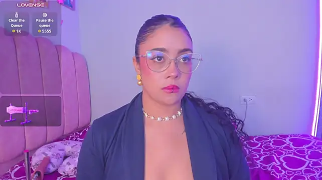 antonelllepiercee live cam on StripChat