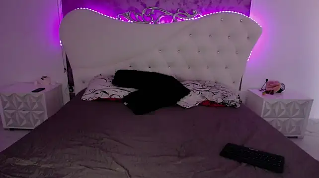 RavenFoxxy live sex cam