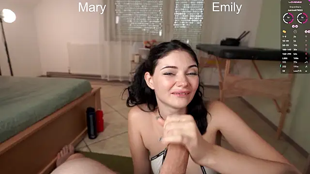 foxeslovefoxes live cam on StripChat