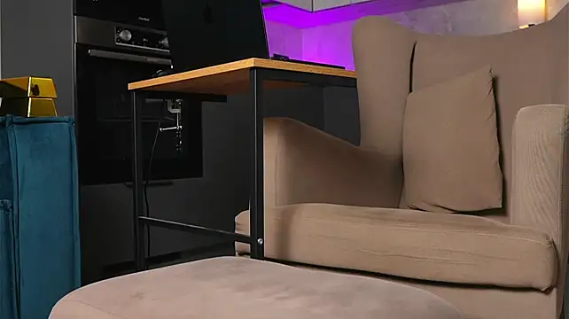 Yourfreebird live cam on StripChat
