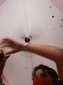 thanusi_2 live cam on StripChat