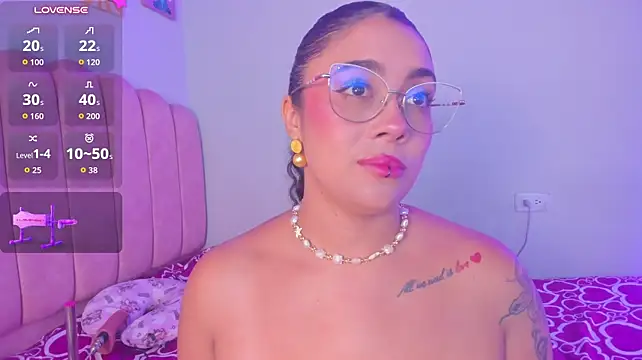 antonelllepiercee live cam on StripChat