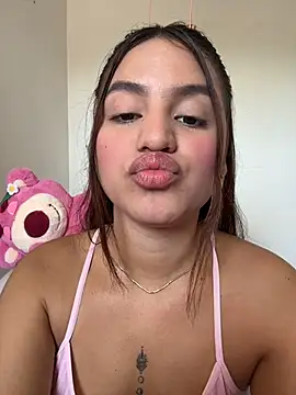 ViankaRose live cam on StripChat