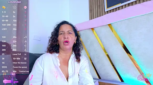 Luna_Naughty1 live cam on StripChat