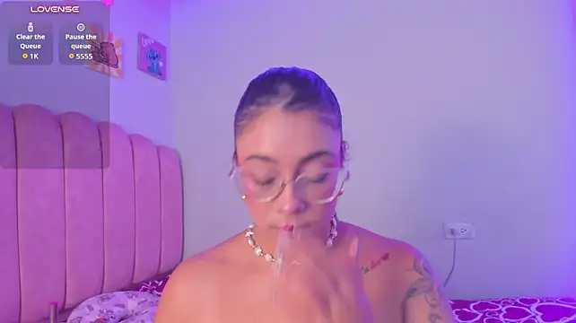antonelllepiercee live cam on StripChat