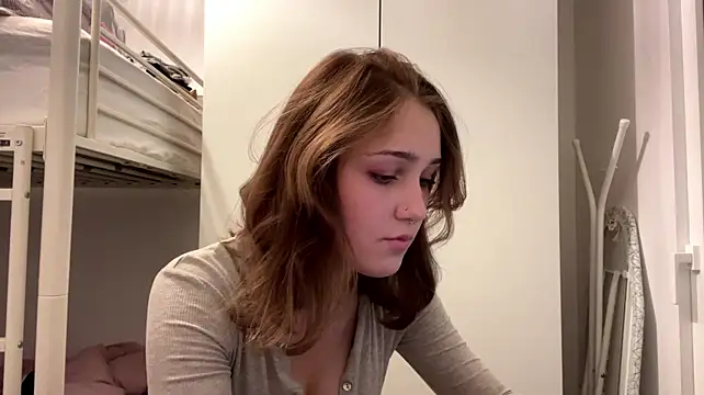 sereneglowz live cam on StripChat