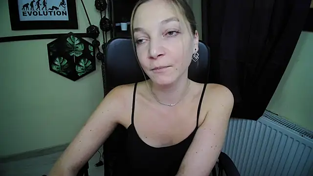 EmillyPlay live cam on StripChat