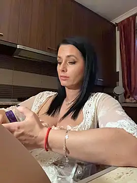 Hotmomcheckk_