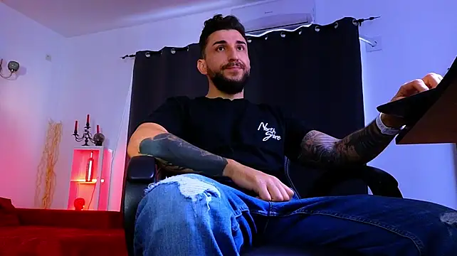MightyAaron66 live cam on StripChat