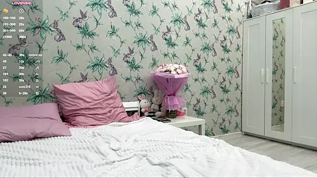 LianaLuecke live cam on StripChat