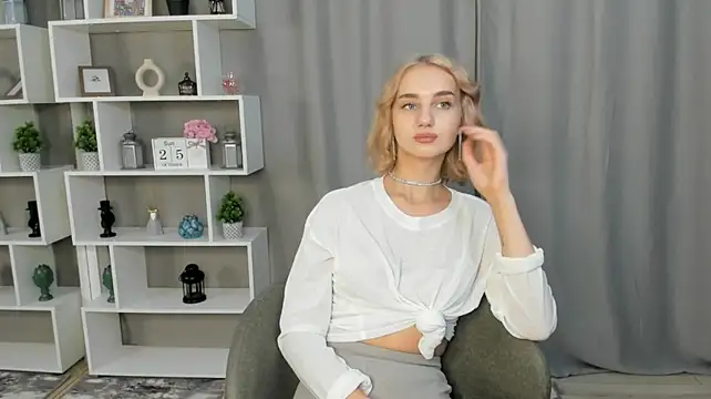 LavinaBattistone live cam on StripChat