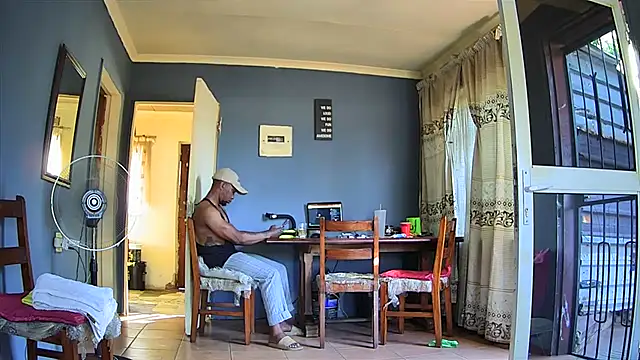 SHORTGUN_STALLION live cam on StripChat