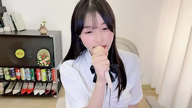Onechestnut live cam on StripChat