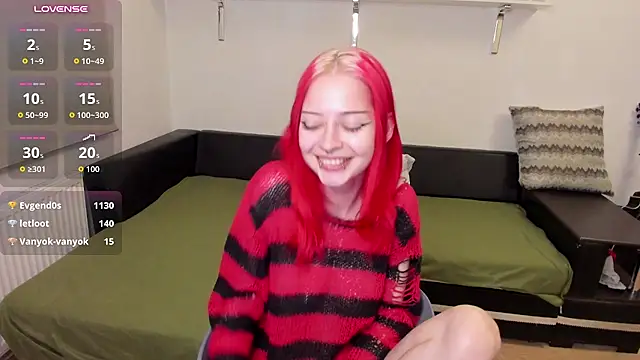 PetiteLia_ live cam on StripChat
