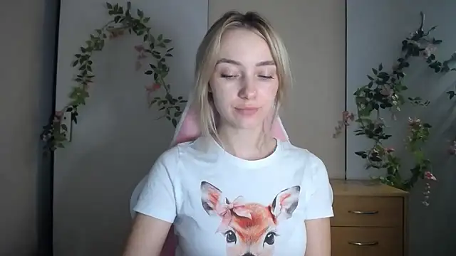 LuciaYoung live cam on StripChat