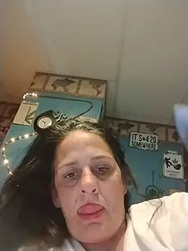 SneezyLipstick live cam on StripChat
