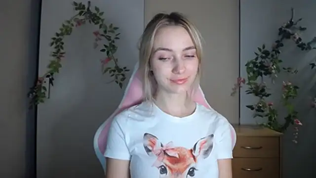 LuciaYoung live cam on StripChat