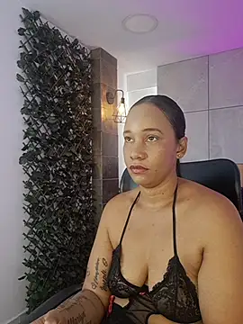EbonyHorrny live cam on StripChat