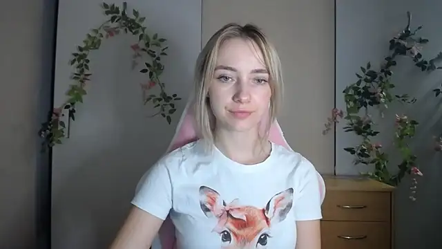 LuciaYoung live cam on StripChat