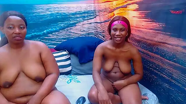 JUICYASSxx28 live cam on StripChat