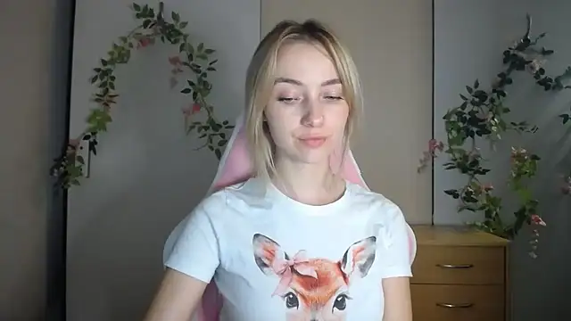LuciaYoung live cam on StripChat