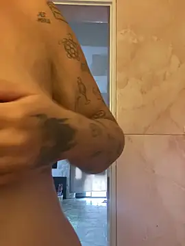 Chloe_Leaozinho live cam on StripChat