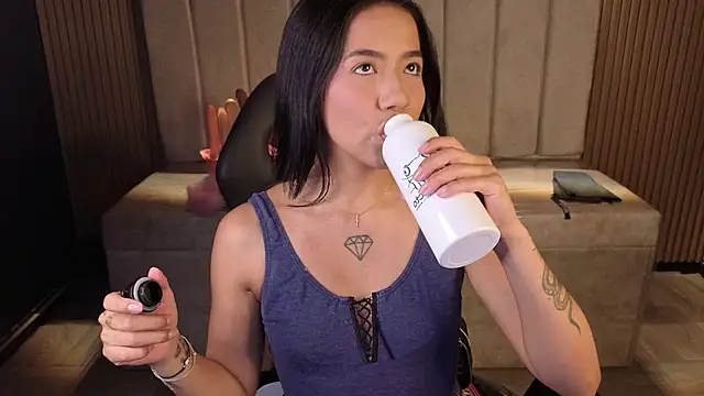 lynn_turner (F young) - Blow kiss + flash tits🌺